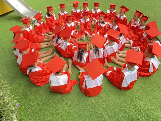 trẻ khối lá ra trường