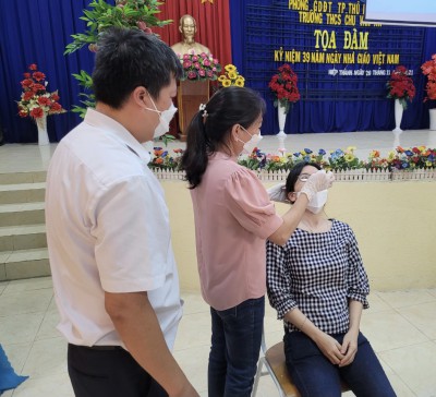 Cô Phụng  - Hiệu trưởng test nhanh cho cô Ánh Minh sau khi được tập huấn