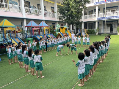 Các cháu chơi trò chơi trên sân trường