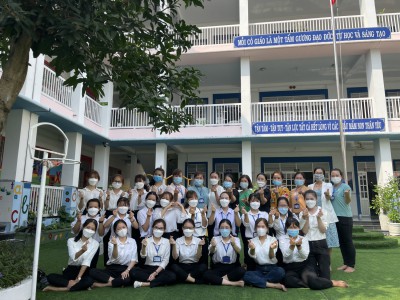 Các cô trong Ban chỉ đạo thực tập và sinh viên