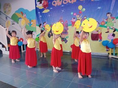 Bé vui hội trăng rằm