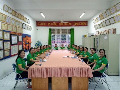 Đang vien tham dự