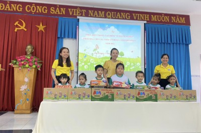 CÁC CHÁU NHẬN QUÀ
