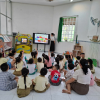 CÁC BÉ LỚP LÁ 1 TRANG TRÍ RÈM CỬA LỚP HỌC