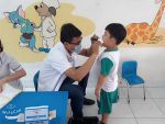 Trẻ đang được khám răng