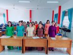 Đảng viên chào cờ