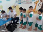 Bé xếp hàng khám
