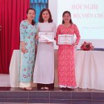 Cô Huỳnh Phụng - Hồng Ngân nhận GK của LĐLĐ TP TDM
