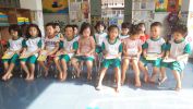 Các bé lớp mầm ngồi chờ đến lượt khám