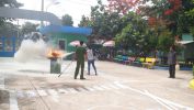 Giáo viên thực hành giập lửa bằng bình Co2