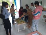 Phụ huynh thưởng thức bánh sau họp