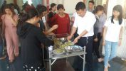 Phụ huynh dùng bánh sau họp