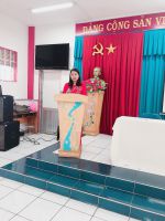 Cô Nguyễn Thị Sáng dẫn chương trình Hội nghị