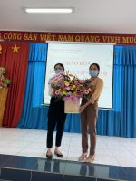 Đại diện SV tặng hoa cho nhà trường