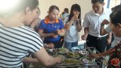 phụ huynh dùng bánh sau họp