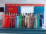 Tập thể CB, ĐV Chi bộ chúc mừng đ/c Huệ