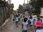 Bé đi vào vườn rau