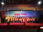 nhận cờ lưu niệm