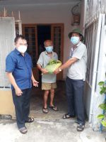 Phat Gao Cho Ba Con Trong Khu Phong Toa
