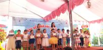 Các cháu nhận thưởng