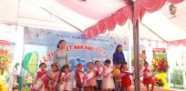 Các cháu nhận thưởng