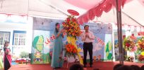 Nhận hoa chúc mừng từ địa phương