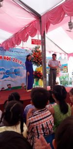 Nhận hoa chúc mừng từ lãnh đạo cấp trên