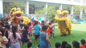 Bé vui thích khi được xem múa lân