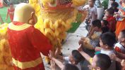 Bé vui khi được trải nghiệm sờ vào lân