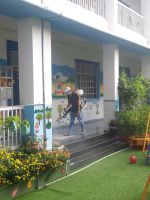 phun thuốc ở sân cỏ