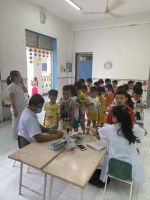 các bé khám sức khỏe