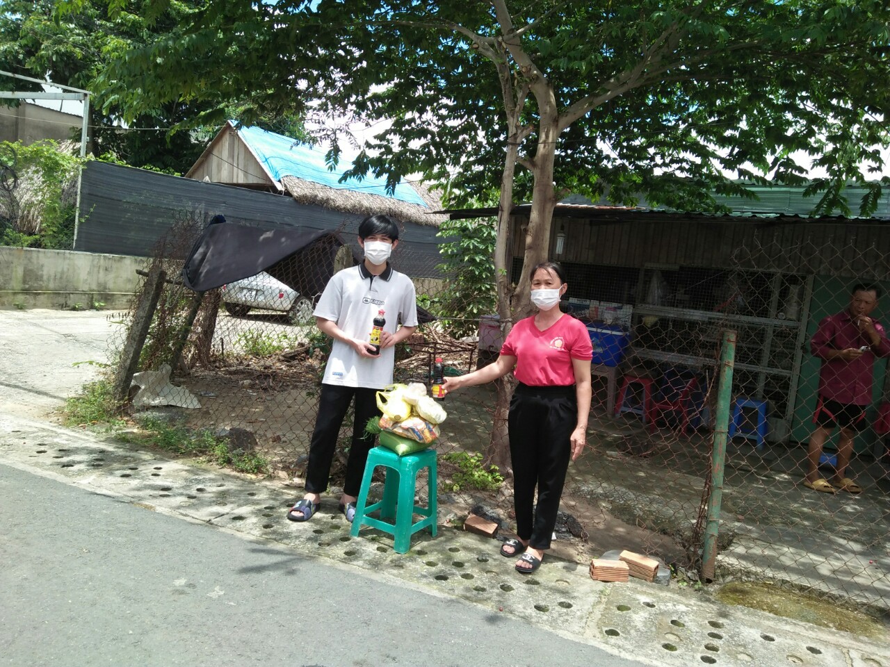 Phát nhu yếu phẩm