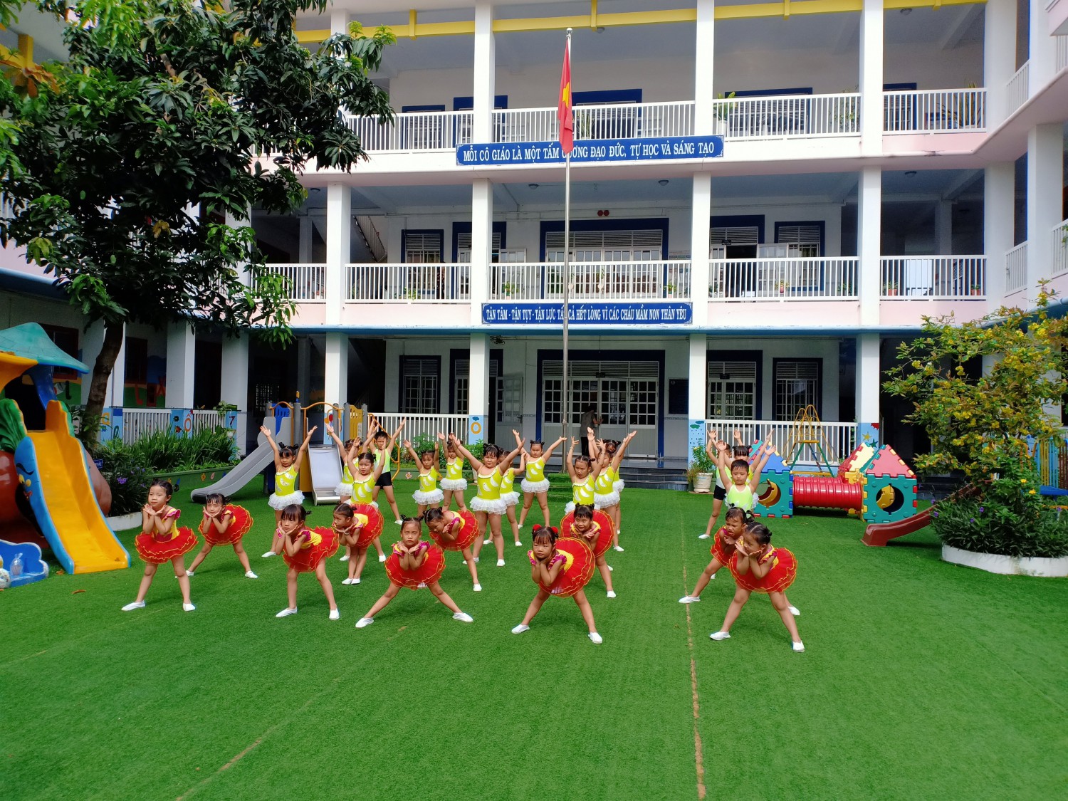 Tiết mục thể dục nhịp điệu của các cháu Khối Chồi và Lá