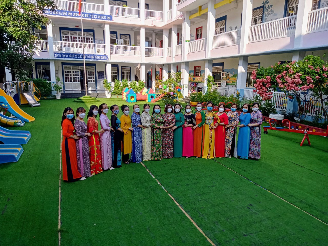 Tap the huong ung tuan le ao dai