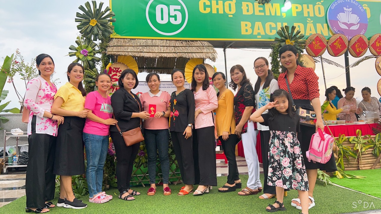 Cô Phượng   Trưởng phòng ghé thăm gian hàng và tặng quà cho trường