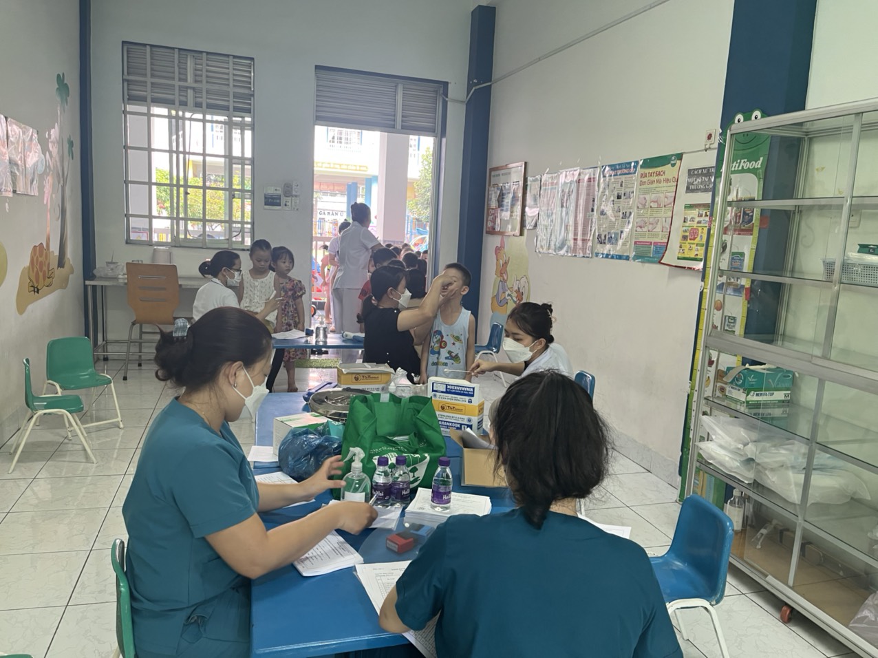 Tiêm vacxin Sởi- Rubella (MR) và uống vacxin bại liệt ( OPV)