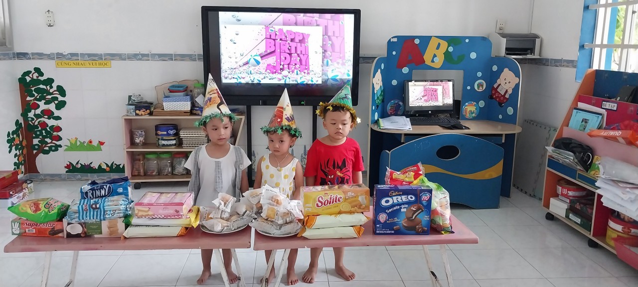 Chúc mừng sinh nhật các bé trường mầm non Hoa Phượng trong tháng 8 + 09 !