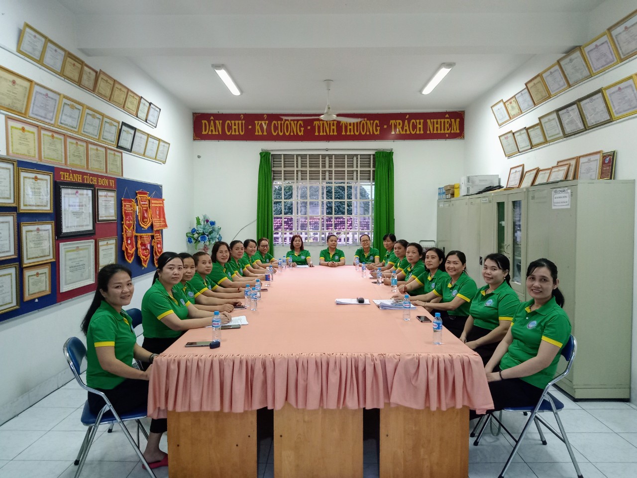 Đang vien tham dự
