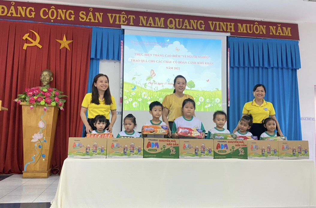 CÁC CHÁU NHẬN QUÀ