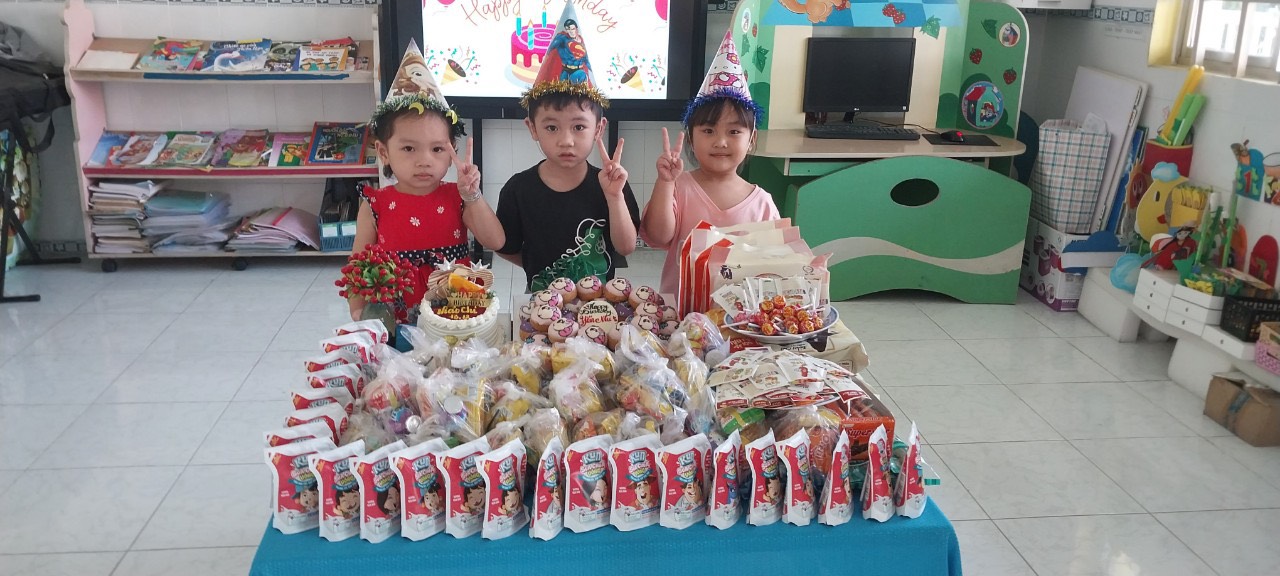 Trường MN Hoa Phượng  tổ chức sinh nhật cho các bé tháng 11 và tháng 12