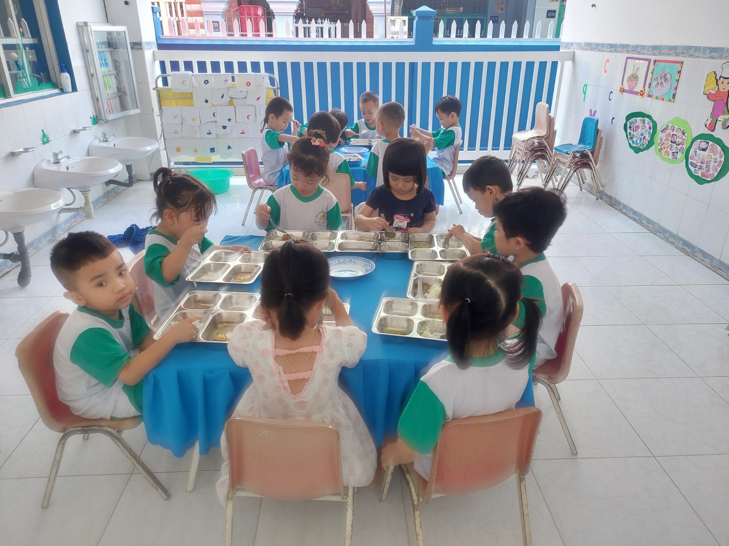 CÁC BÉ LỚP MẦM 2 ĂN CƠM KHAY