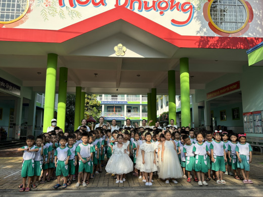 HOẠT ĐỘNG TRẢI NGHIỆM THAM QUAN TRƯỜNG TIỂU HỌC CỦA CÁC BÉ LỚP LÁ TRƯỜNG MN HOA PHƯỢNG
