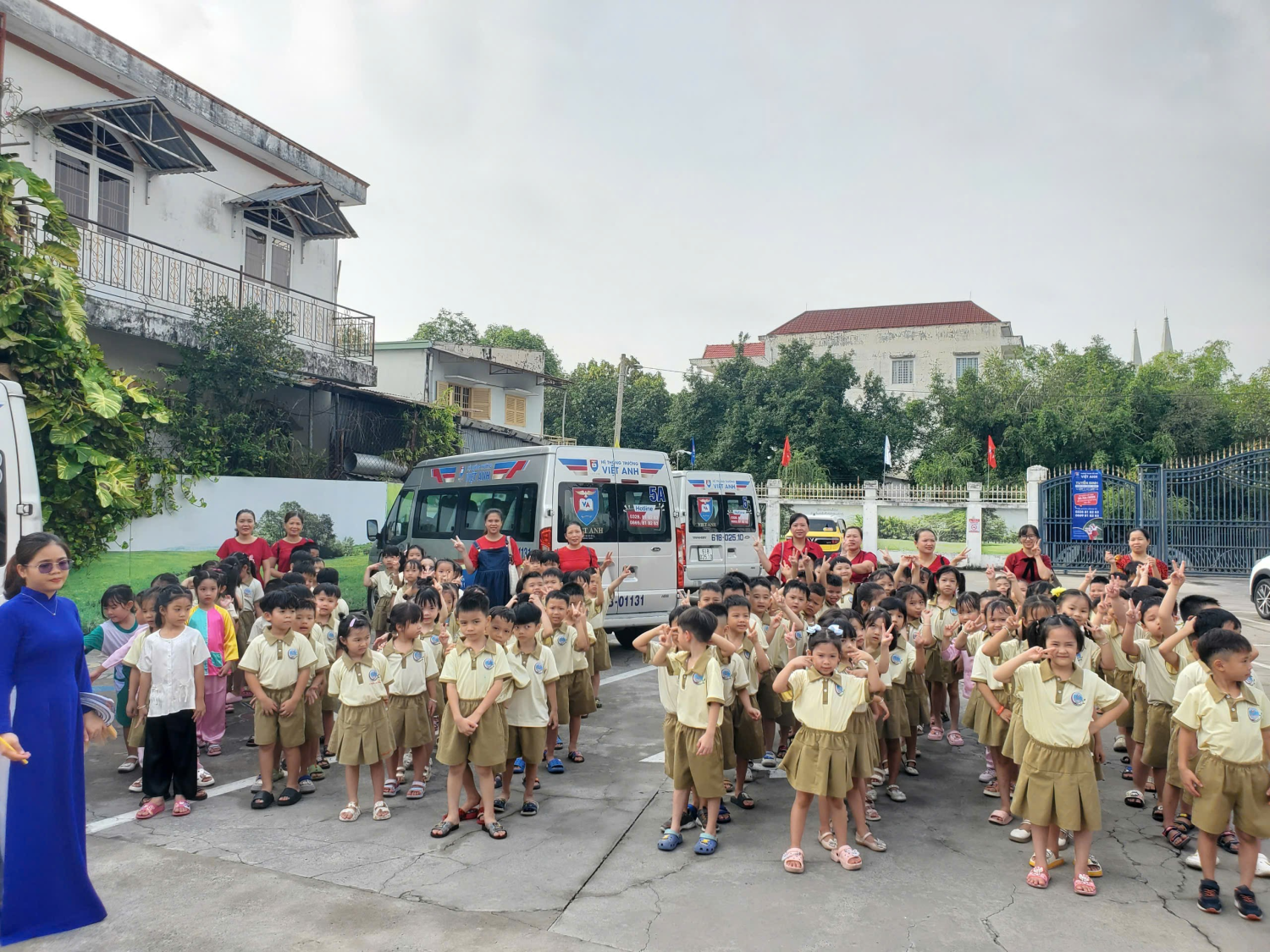 CÁC BÉ LỚP LÁ TRƯỜNG MN HOA PHƯỢNG  THAM QUAN TRƯỜNG TIỂU HỌC VIỆT ANH