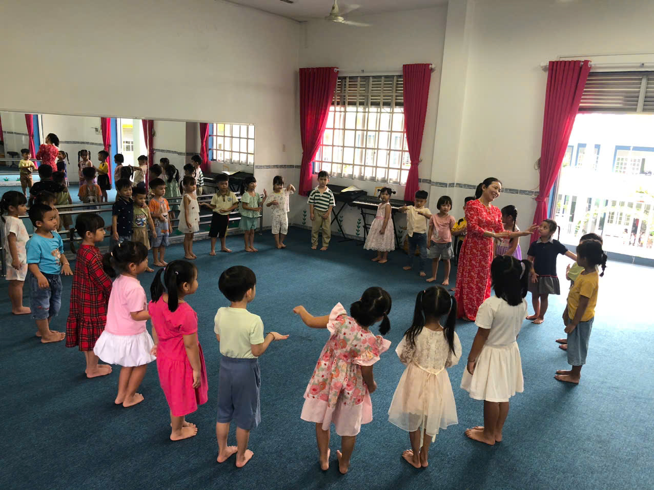 Các bé lớp lá 3 múa hát cùng cô