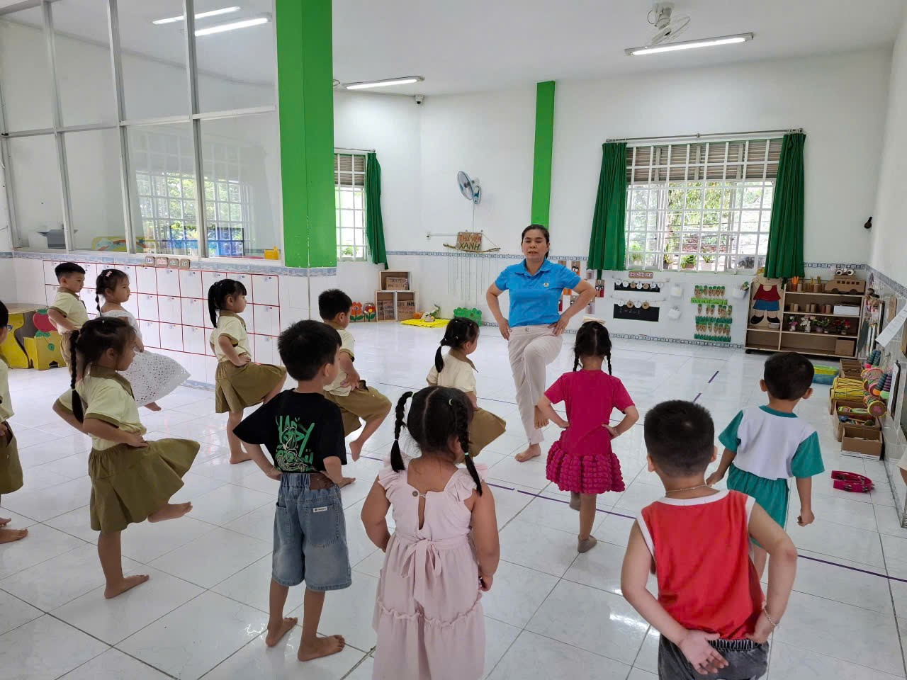 Hoạt động thể dục của các bạn nhỏ lớp Lá 1