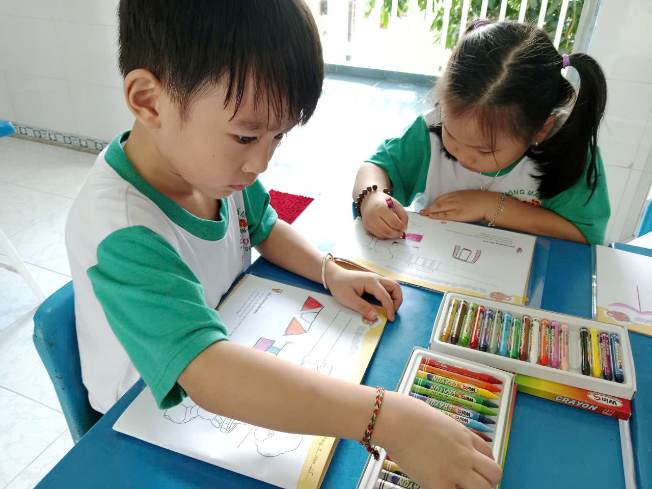 CÁC BÉ LỚP LÁ 3 VẼ ĐỒ CHƠI TẶNG BẠN