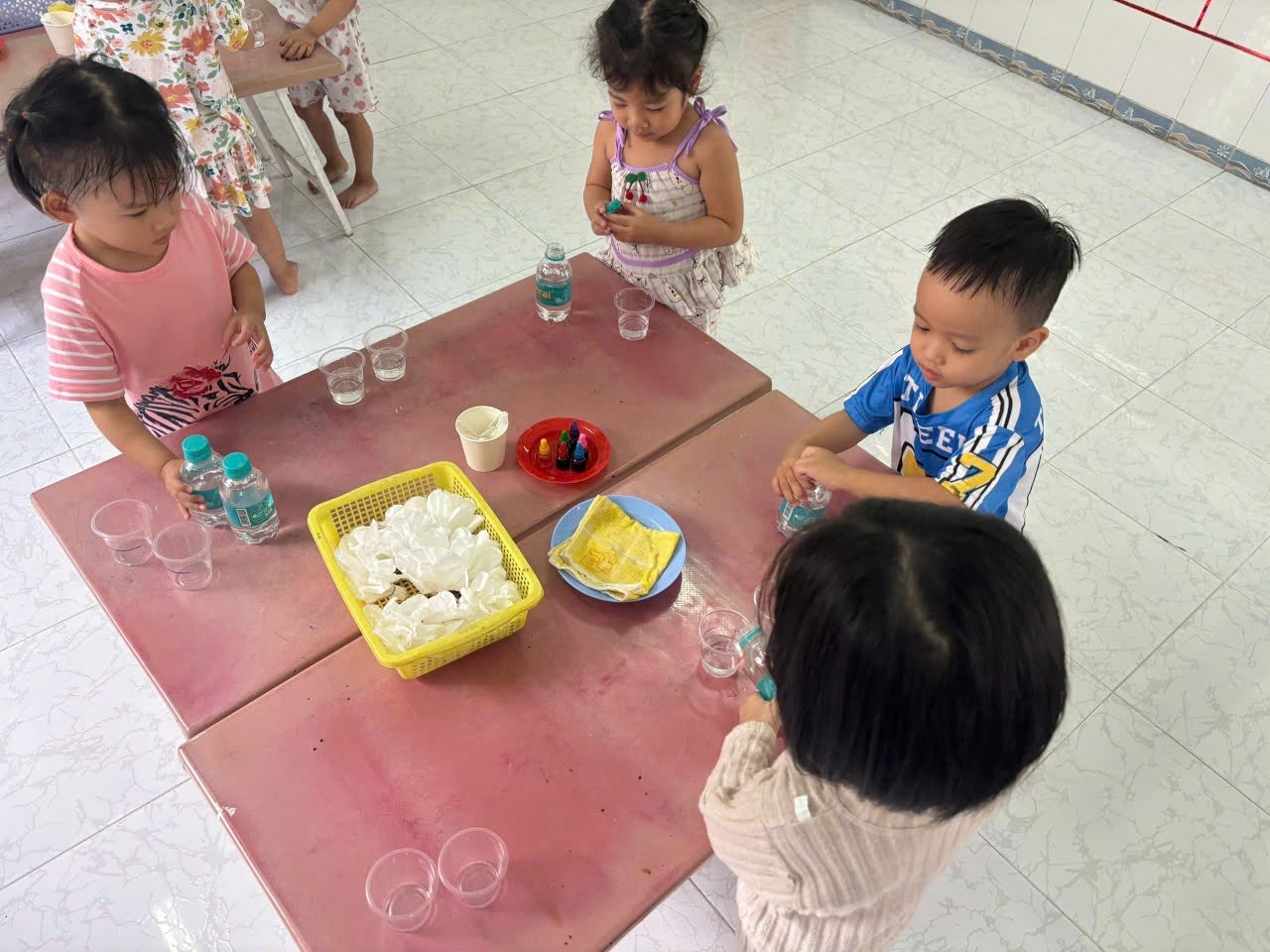 CÁC BÉ LỚP MẦM 2 THAM GIA HOẠT ĐỘNG THỬ NGHIỆM HOA GIẤY ĐỔI MÀU
