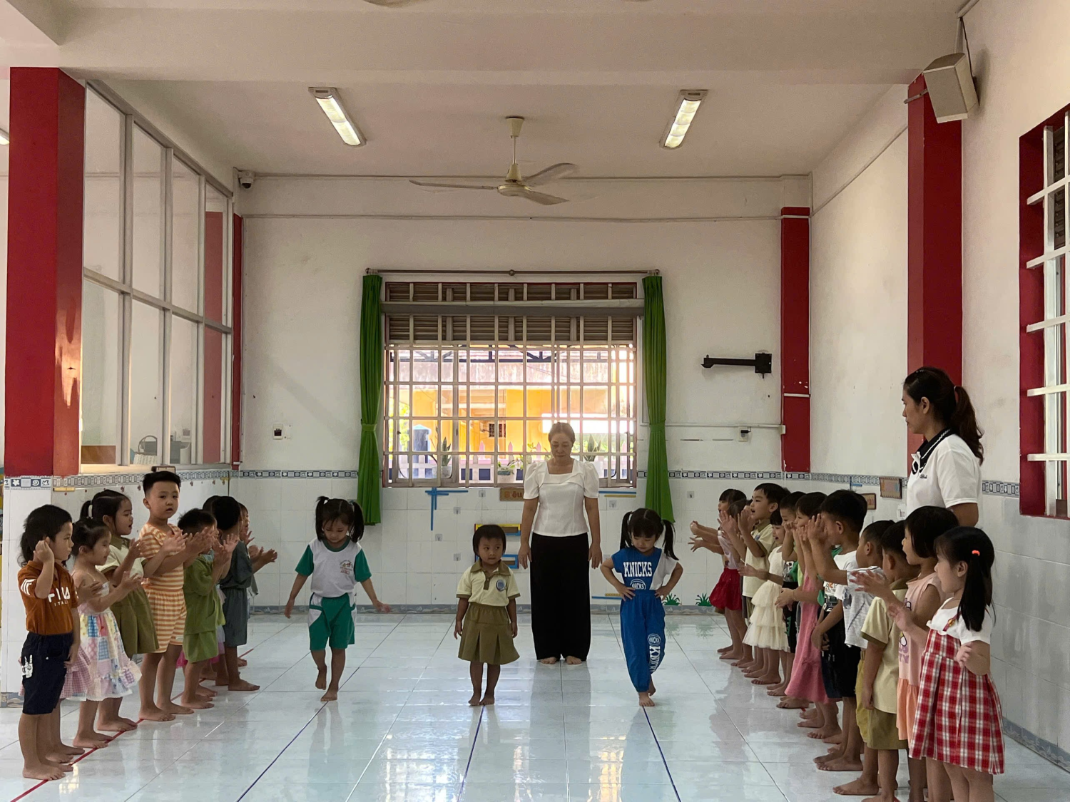 CÁC BÉ LỚP CHỒI 3 THAM GIA HOẠT ĐỘNG TDGH ĐI THEO VẠCH KẺ SẴN