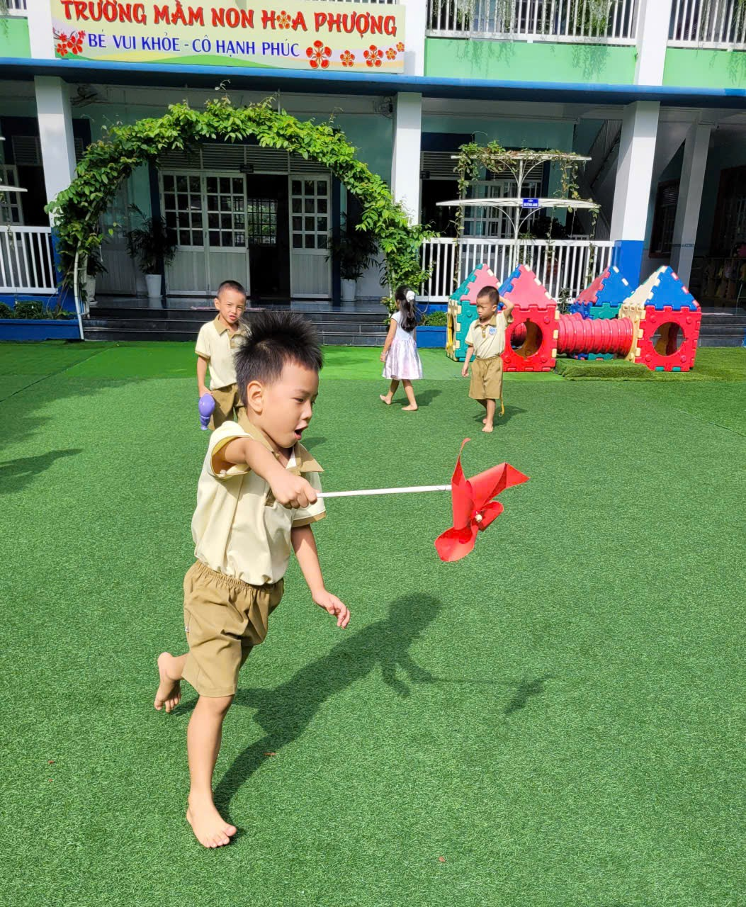 CÁC BÉ LÁ 2 THAM GIA HĐNT QUAN SÁT HOA CHIỀU TÍM