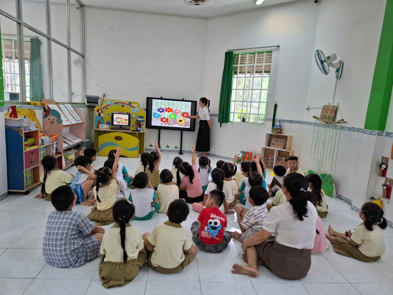 CÁC BÉ LỚP LÁ 1 TRANG TRÍ RÈM CỬA LỚP HỌC
